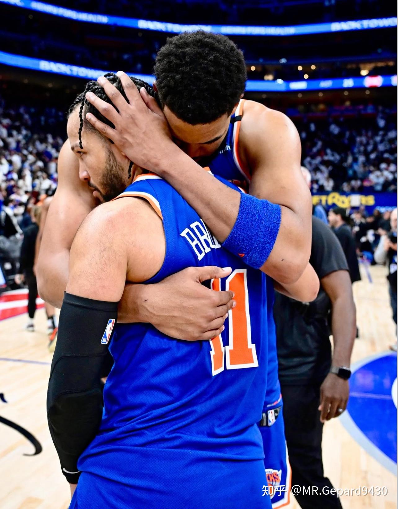 爱游戏娱乐-包含纽约尼克斯训练开放日；转会期队长鼓劲引欢呼；NBA季后赛在即；身体对抗强度拉满的词条