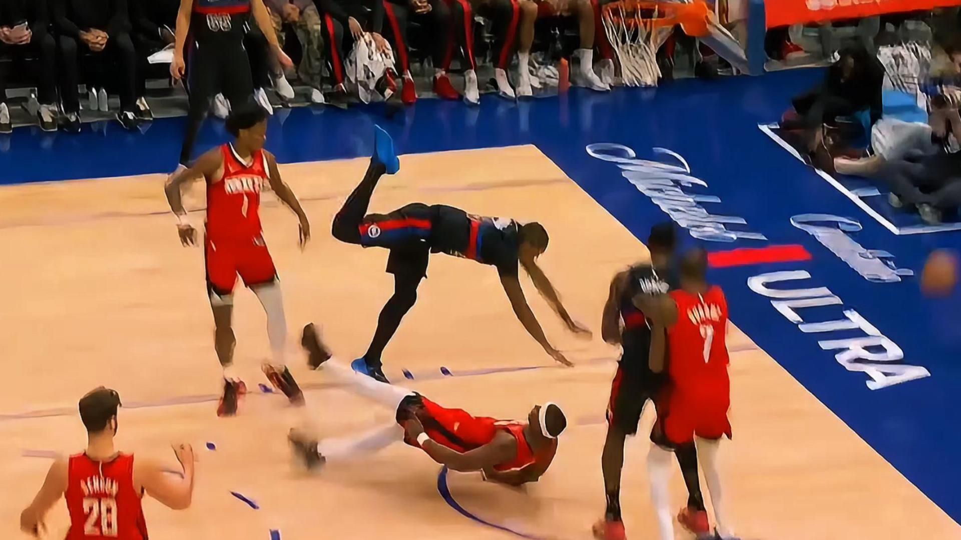 包含纽约尼克斯训练开放日；转会期队长鼓劲引欢呼；NBA季后赛在即；身体对抗强度拉满的词条