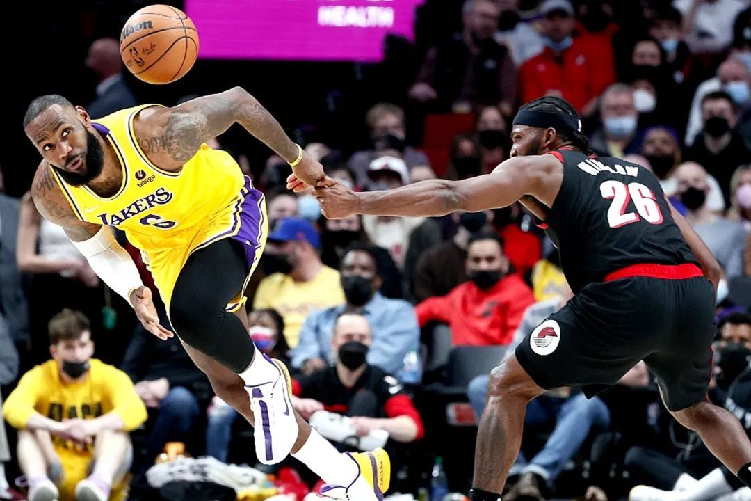 爱游戏平台-波特兰开拓者发布备战花絮，关键时刻门线救险，CBA季后赛任务艰巨，细节决定成败的简单介绍