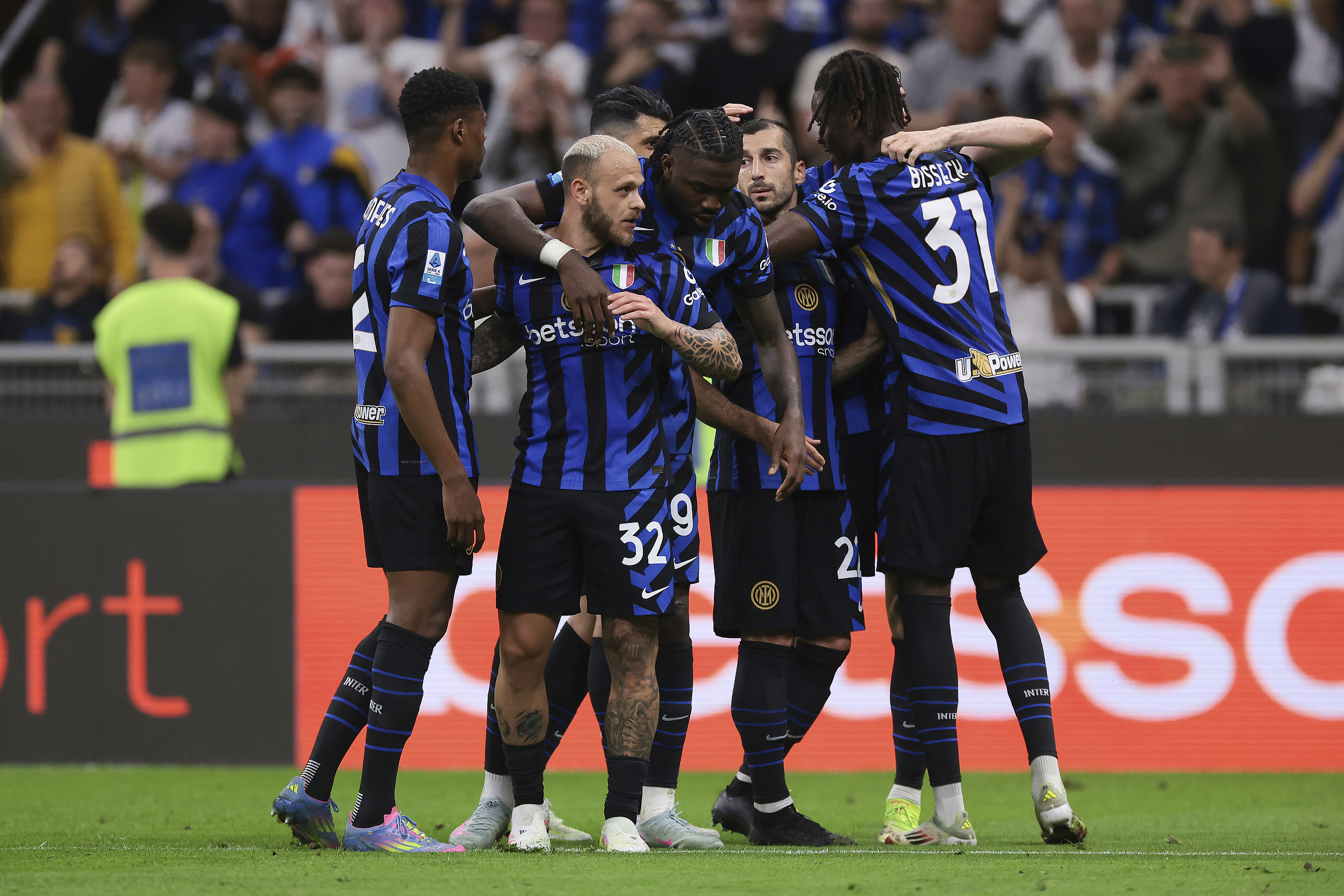 赛地聚焦:意甲冲刺阶段热度飙升,多特蒙德回应争议,压力陡增,临场指挥获称赞的简单介绍 赛地聚焦:意甲冲刺阶段热度飙升,多特蒙德回应争议,压力陡增,临场指挥获称赞的简单介绍