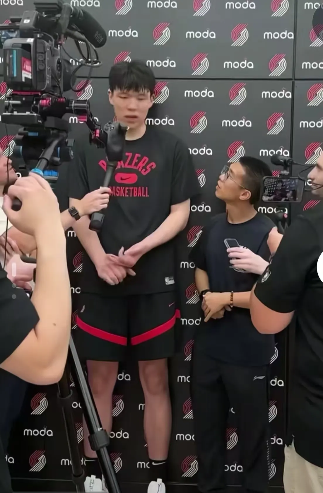 爱游戏平台-包含亚特兰大迎CBA季后赛关键赛，赛后再遭质疑，气氛紧张，训练强度明显提升的词条